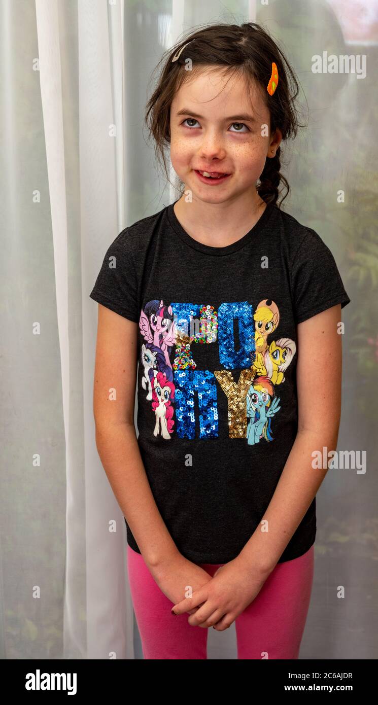 bambina di 8 anni che guarda verso l'alto con un sorriso sul viso Foto  stock - Alamy