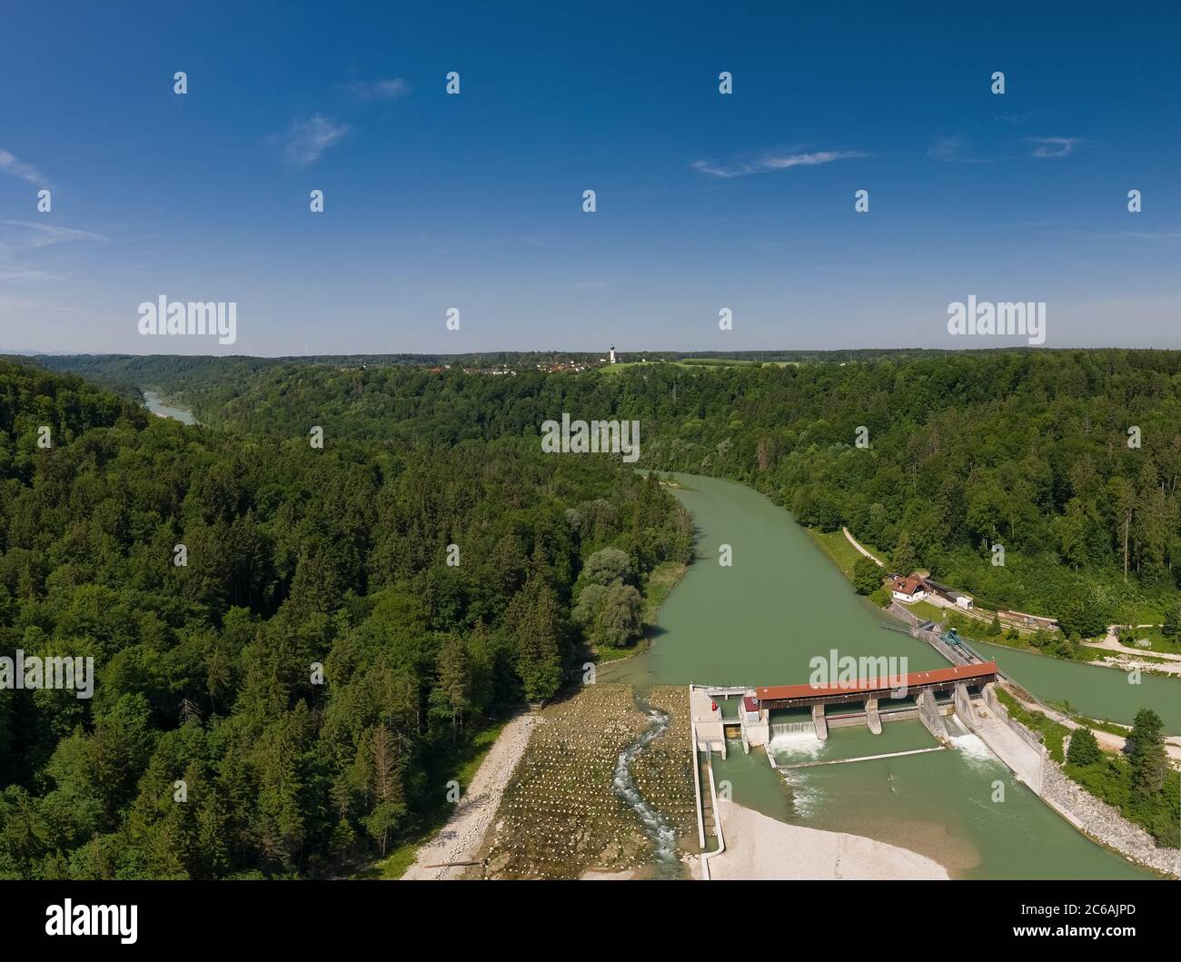 Isar Weir nella Baviera meridionale con scale di pesce accanto a una bella foresta in una bella giornata. Foto Stock