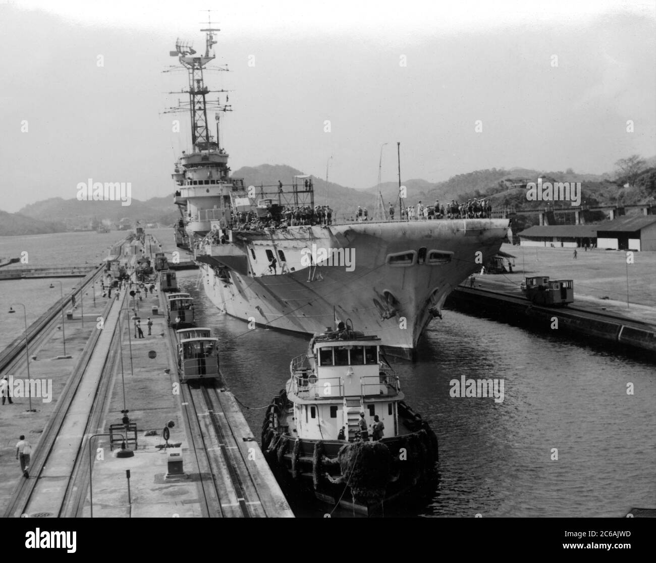 HMS Warrior una classe Colossus, British Light Fleet Carrier, della British Royal Navy, nel canale di Panama Foto Stock