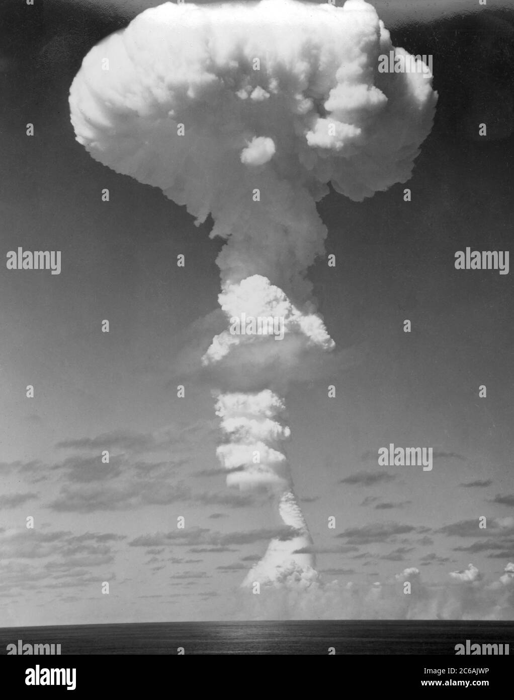 La nube di funghi causata dalla prova di una bomba a idrogeno detonata a Christmas Island nel May1957 - fotografia presa dal ponte di volo di HMS Warrior - parte dell'operazione benna a polipo Foto Stock