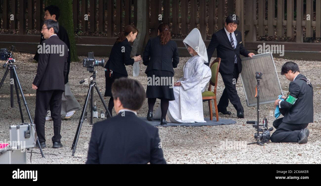 Bella sposa giapponese in kimono bianco al Meiji Jingu Shinto luogo santuario, Tokyo, Giappone Foto Stock