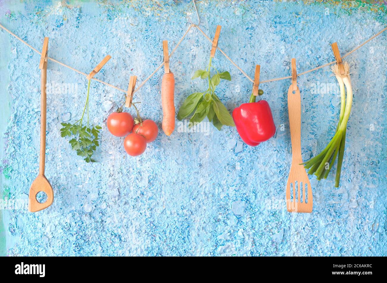 Verdure, utensili da cucina e erbe, cibo sano, dieta, cucina Foto Stock