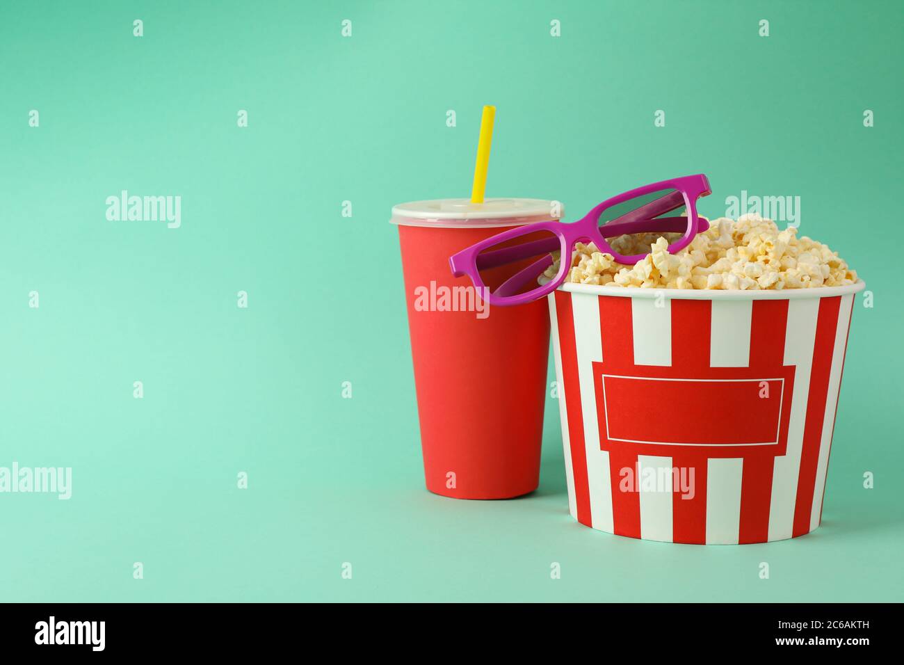 Bevanda, secchio con popcorn e bicchieri 3d su sfondo menta Foto Stock