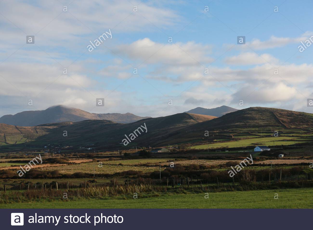Colline nel Kerry Gaeltacht occidentale in Irlanda, una parte di lingua irlandese del paese rinomato per la sua bellezza. Foto Stock
