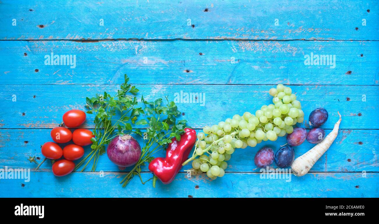cibo sano, frutta, verdura, erbe, piatto, spazio copia Foto Stock