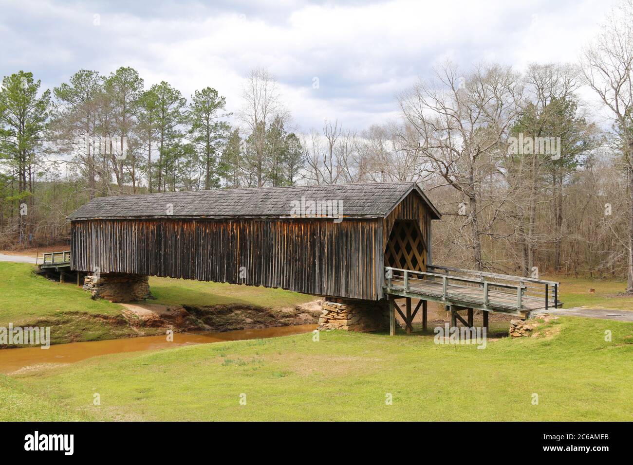 un vecchio ponte coperto di legno rurale d'epoca in stile meridionale Foto Stock