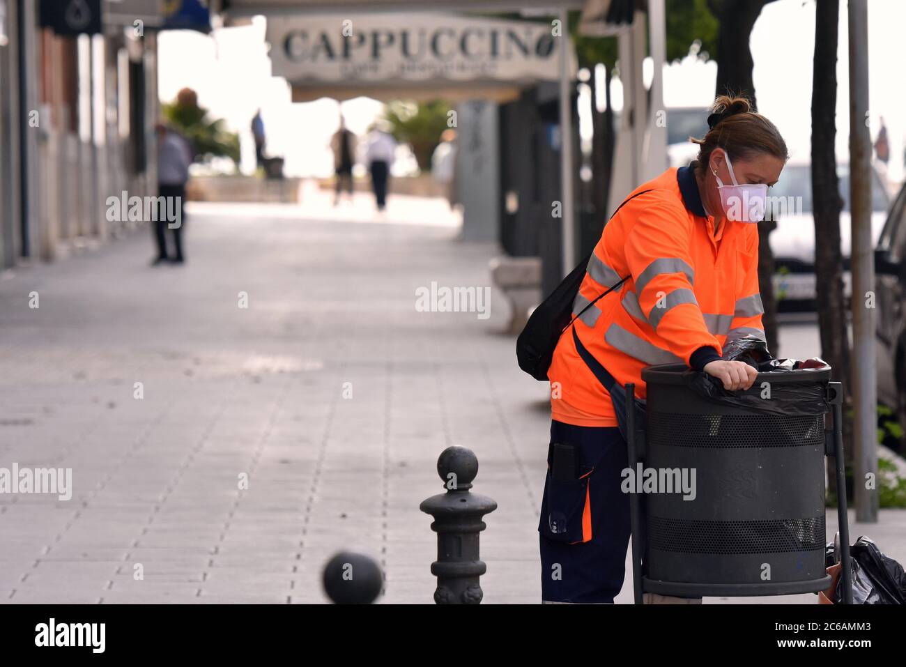 Un operatore femminile del servizio di pulizia svolge il suo lavoro sulla via Rambla Nova indossando maschere facciali come precauzione contro la diffusione della covid 19.il governo della Catalogna decreta un ordine e obbliga i cittadini a indossare una maschera facciale negli spazi pubblici, Sia all'interno che all'esterno, anche se la distanza di sicurezza sarà rispettata il giorno dopo, con l'obiettivo di evitare nuove infezioni del virus Covid-19 come quella che sta colpendo Segrià (Lleida). Foto Stock