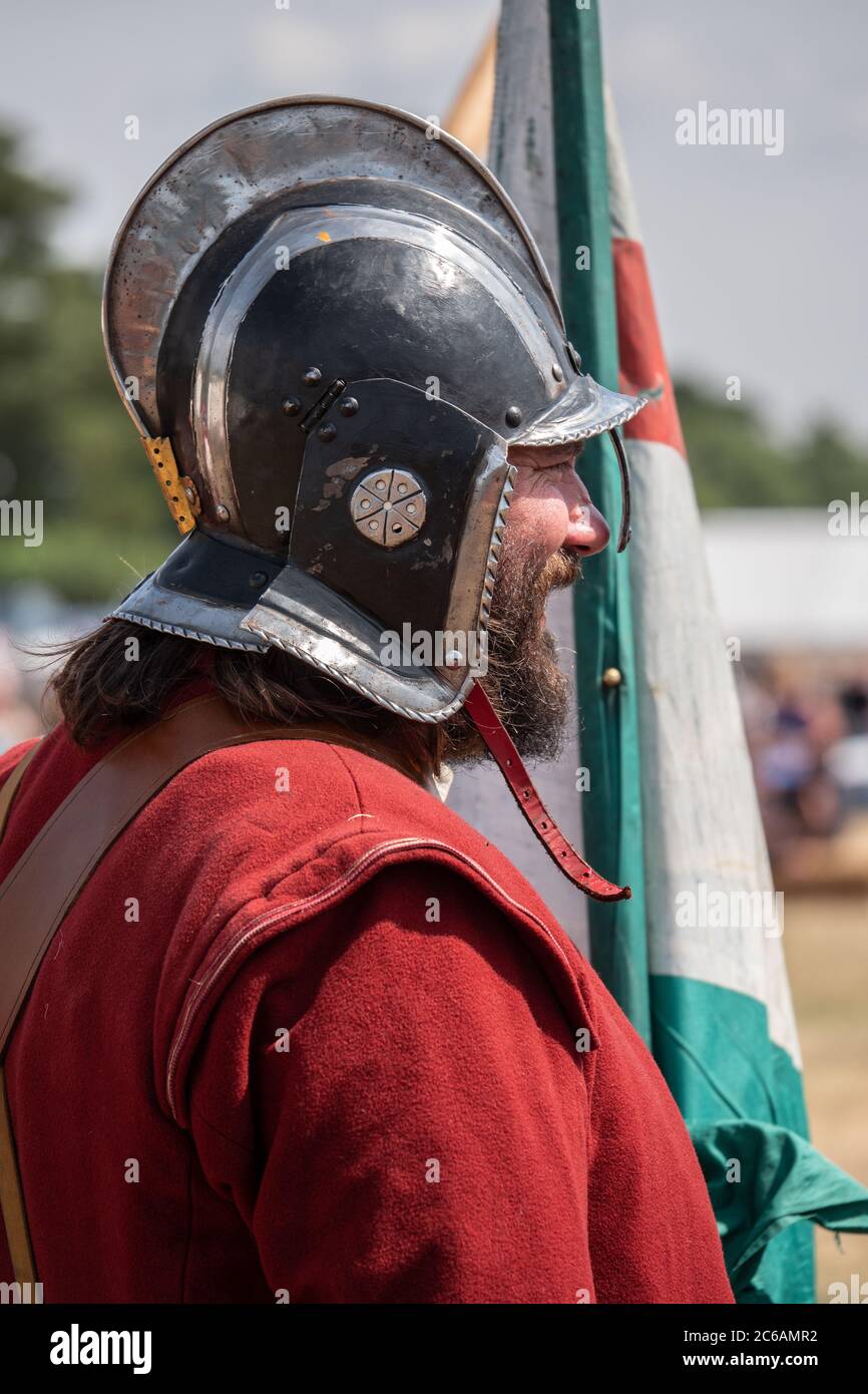 Membri del gruppo di reenactment Sealed Knot che rievocano le battaglie inglesi della Guerra civile Foto Stock