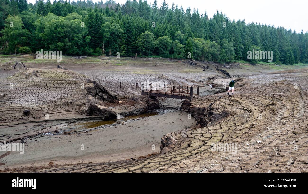 Lyn Brianne serbatoio durante una siccità e rivelando una casa che è stata coperta quando la valle è stata allagata. Carmathenshire Galles Foto Stock