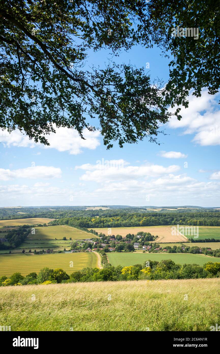 Campagna inglese, il villaggio di Stoughton in Sussex occidentale visto da una collina Foto Stock