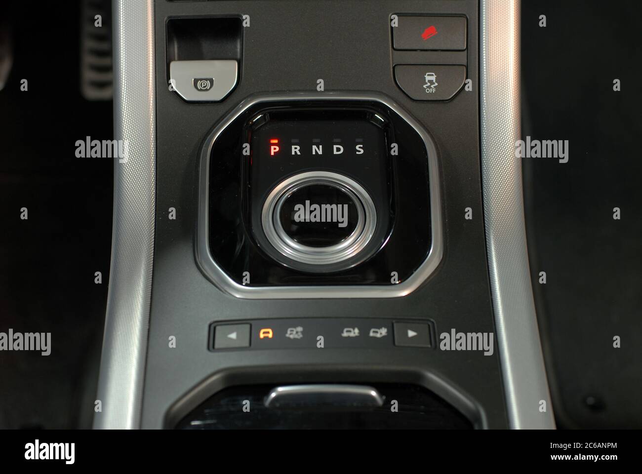 interni moderni per auto, leva del cambio con pomello Foto Stock