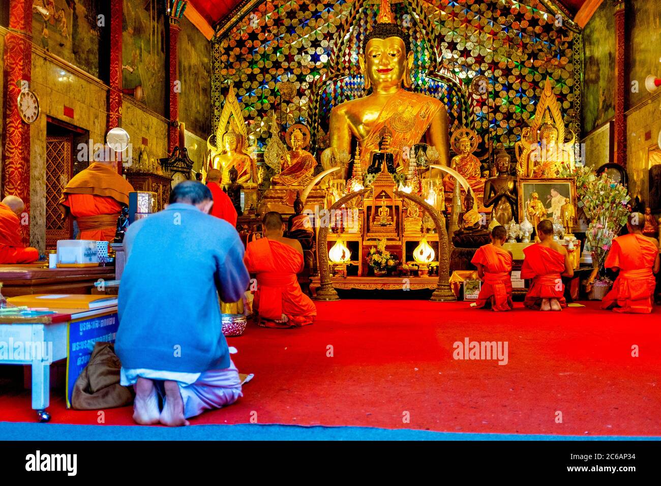 Monaci che pregano a Wat Phra che Doi Suthep, Chiang mai, Thailandia Foto Stock