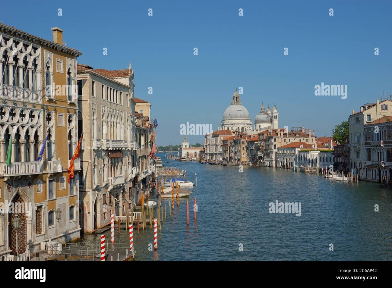 Venedig, Canal Grande ohne Verkehr, Blick auf Santa Maria della Salute, Krise der Tourismusindustria wegen der CoVid-19 Maßnahmen // Venezia, Canal Gra Foto Stock