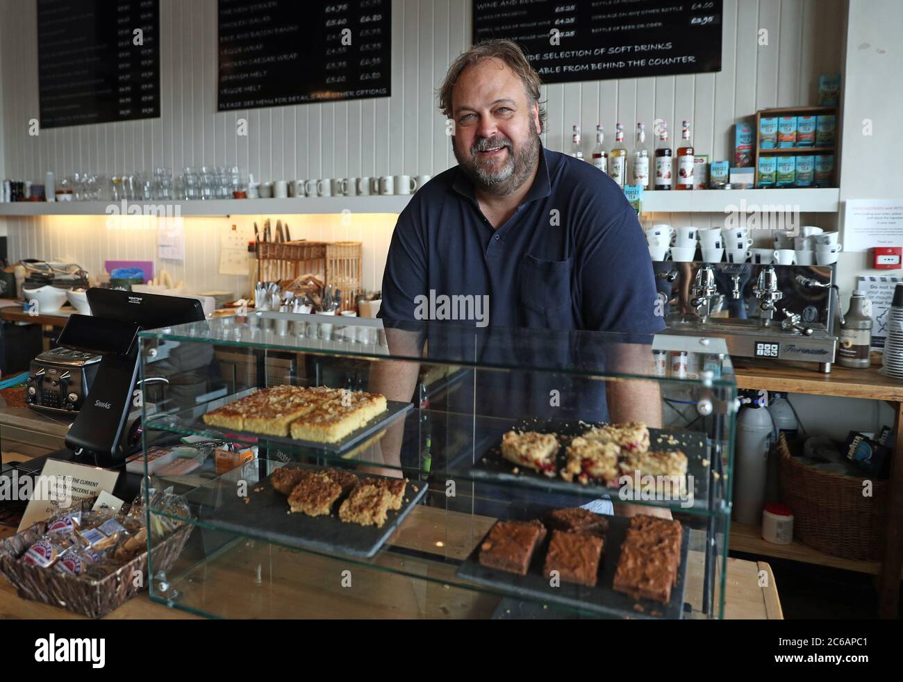 Il proprietario Toby Chapman pone per una fotografia all'interno del suo deli, Deli on the Quay, a Poole, Dorset, dopo come il Cancelliere ha annunciato la sua offerta di incoraggiare le persone a mangiare fuori con una riduzione dell'IVA dal 20% al 5% nel settore dell'ospitalità e uno sconto "Eat out to Help out". I pasti a metà prezzo saranno offerti ai clienti che mangiano fuori ogni Lunedi, Martedì e Mercoledì durante il mese di agosto presso i ristoranti partecipanti in tutto il Regno Unito. Foto Stock