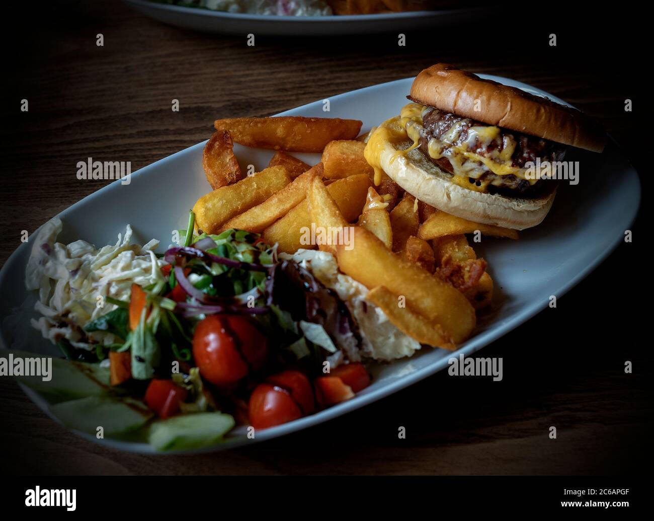 The Crown Pub Little Walden Essex, Regno Unito. 8 luglio 2020. Primo giorno di apertura dopo più di tre mesi di Lockdown a causa di Coronavirus Pandemic. Il personale deve servire cibo e bevande indossando maschere per il viso DPI. Credit: BRIAN HARRIS/Alamy Live News Foto Stock