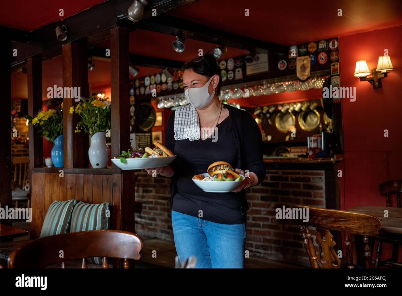 The Crown Pub Little Walden Essex, Regno Unito. 8 luglio 2020. Primo giorno di apertura dopo più di tre mesi di Lockdown a causa di Coronavirus Pandemic. Il personale deve servire cibo e bevande indossando maschere per il viso DPI. Credit: BRIAN HARRIS/Alamy Live News Foto Stock
