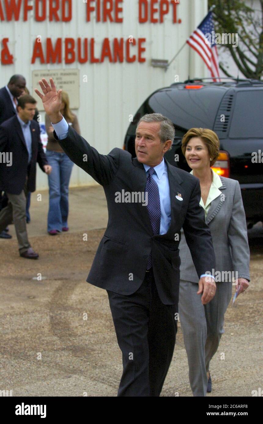 Crawford, Texas USA, 2 novembre 2004: Stati Uniti Il presidente George W. Bush e la moglie Laura fuori dalla Crawford Fire Hall dove hanno votato alle elezioni presidenziali. Bush è il candidato repubblicano e si candida per un secondo mandato. ©Bob Daemmrich Foto Stock