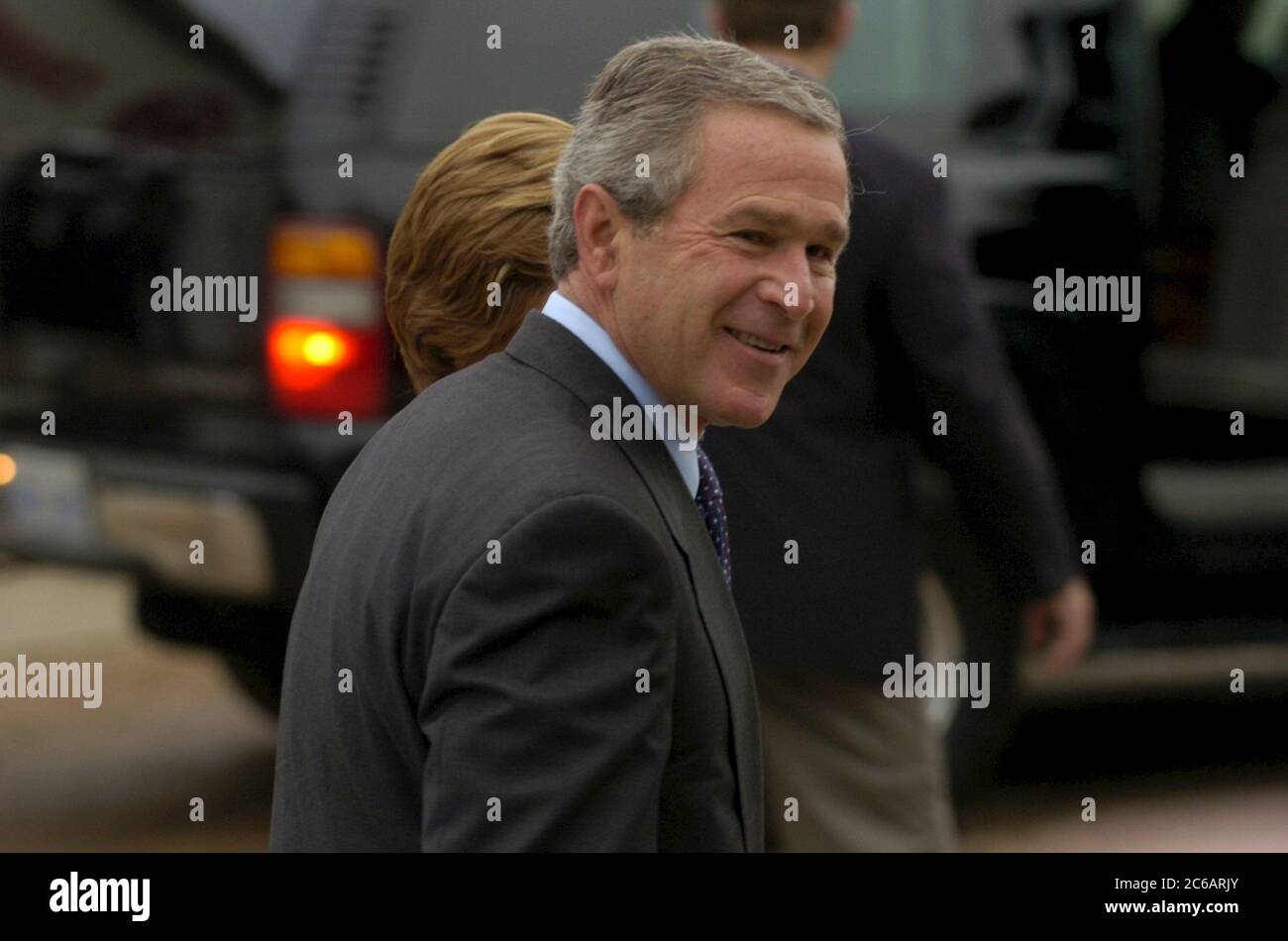 Crawford, Texas USA, 2 novembre 2004: Stati Uniti Il presidente George W. Bush e la moglie Laura fuori dalla Crawford Fire Hall dove hanno votato alle elezioni presidenziali. Bush è il candidato repubblicano e si candida per un secondo mandato. ©Bob Daemmrich Foto Stock