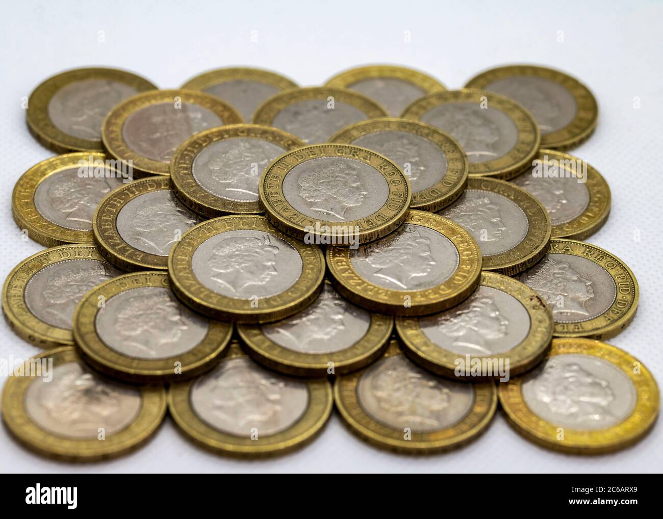 Pile e pile di monete da due libbre Foto Stock
