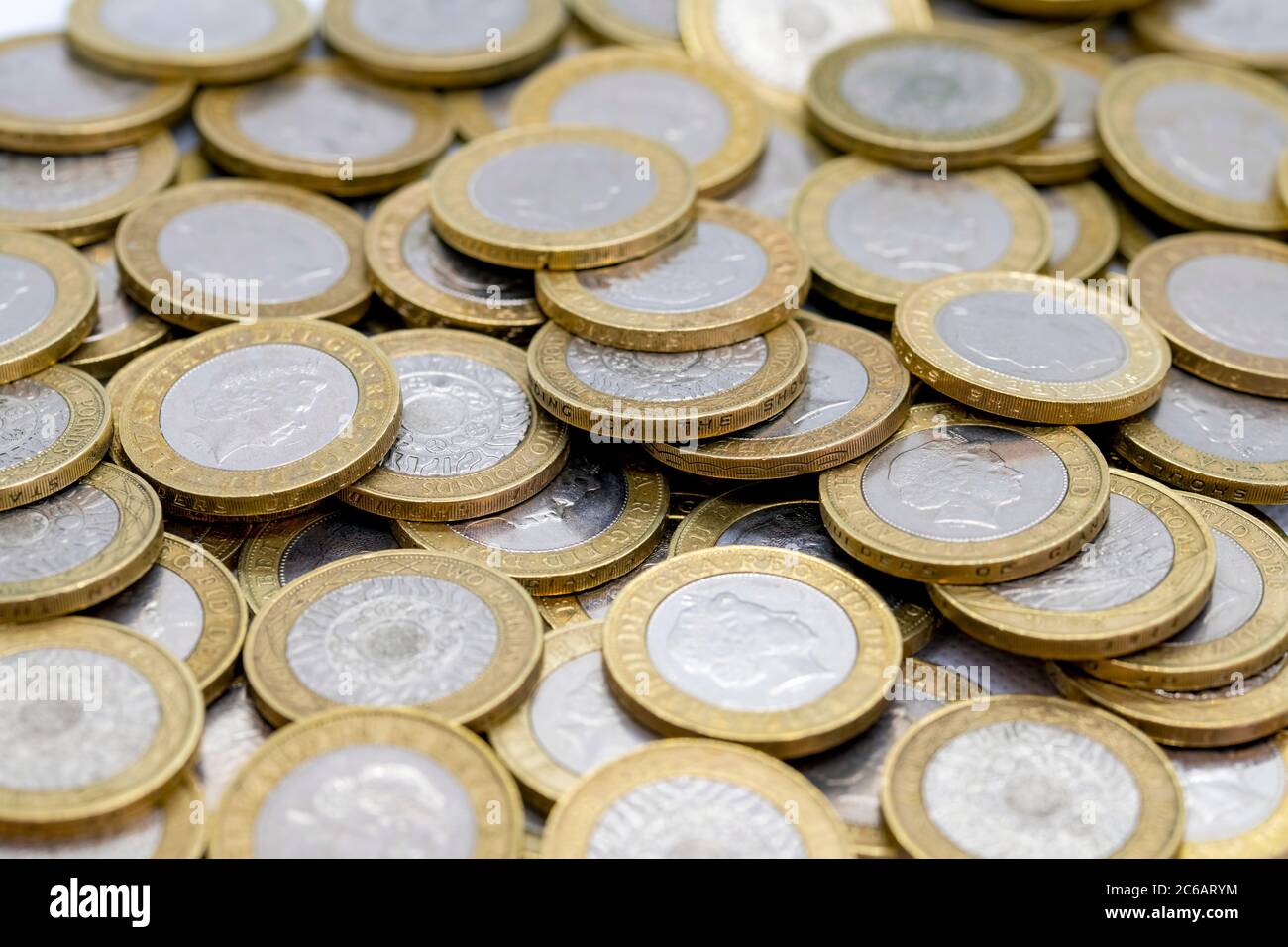 Pile e pile di monete da due libbre Foto Stock