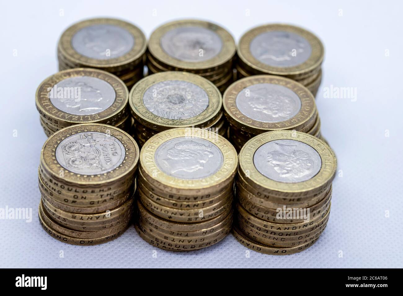Pile e pile di monete da due libbre Foto Stock