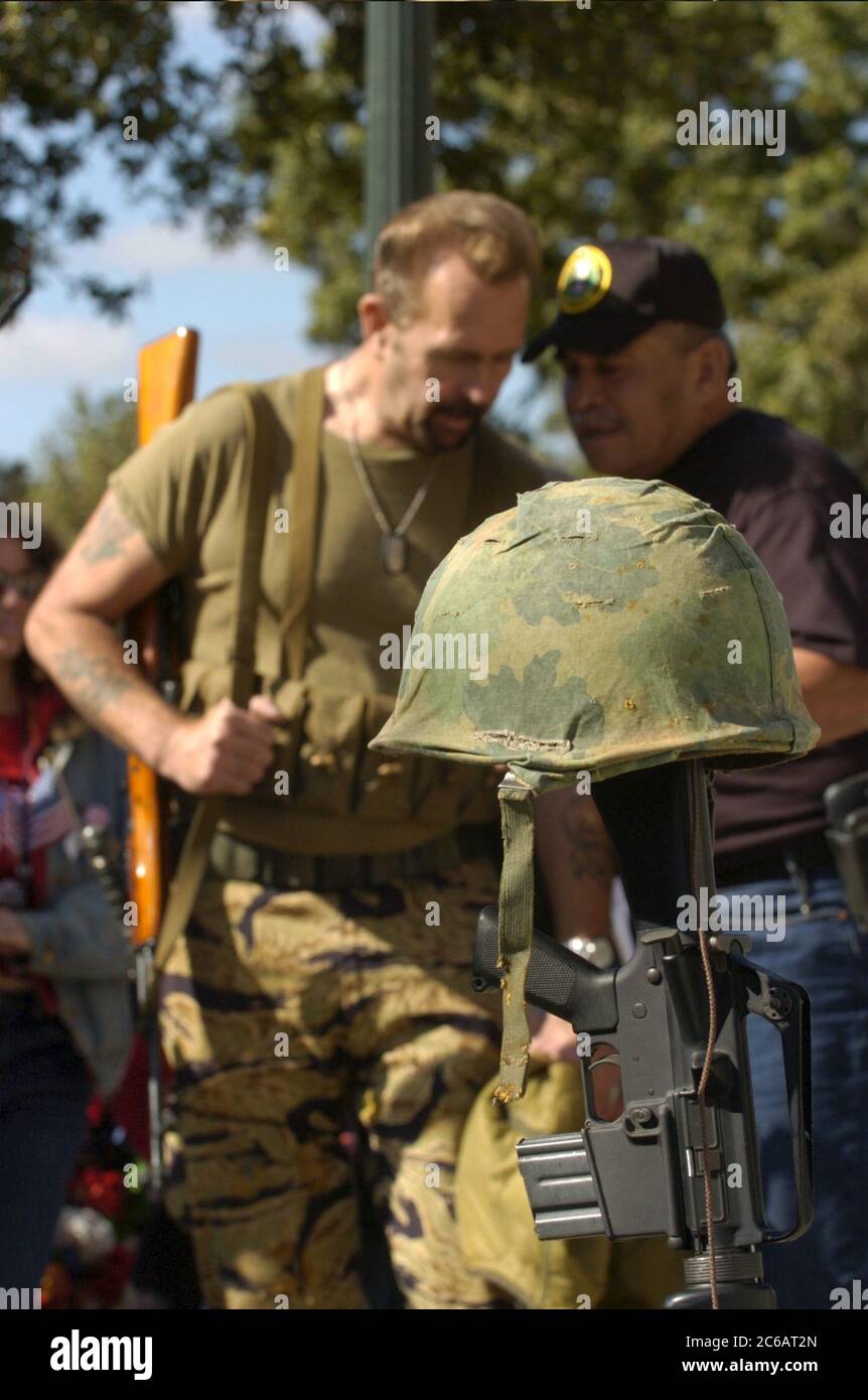 Austin, Texas USA, 11 novembre 2004: I veterani dell'esercito americano marciano su Congress Avenue durante l'annuale sfilata del Veterans Day della città. ©Bob Daemmrich Foto Stock