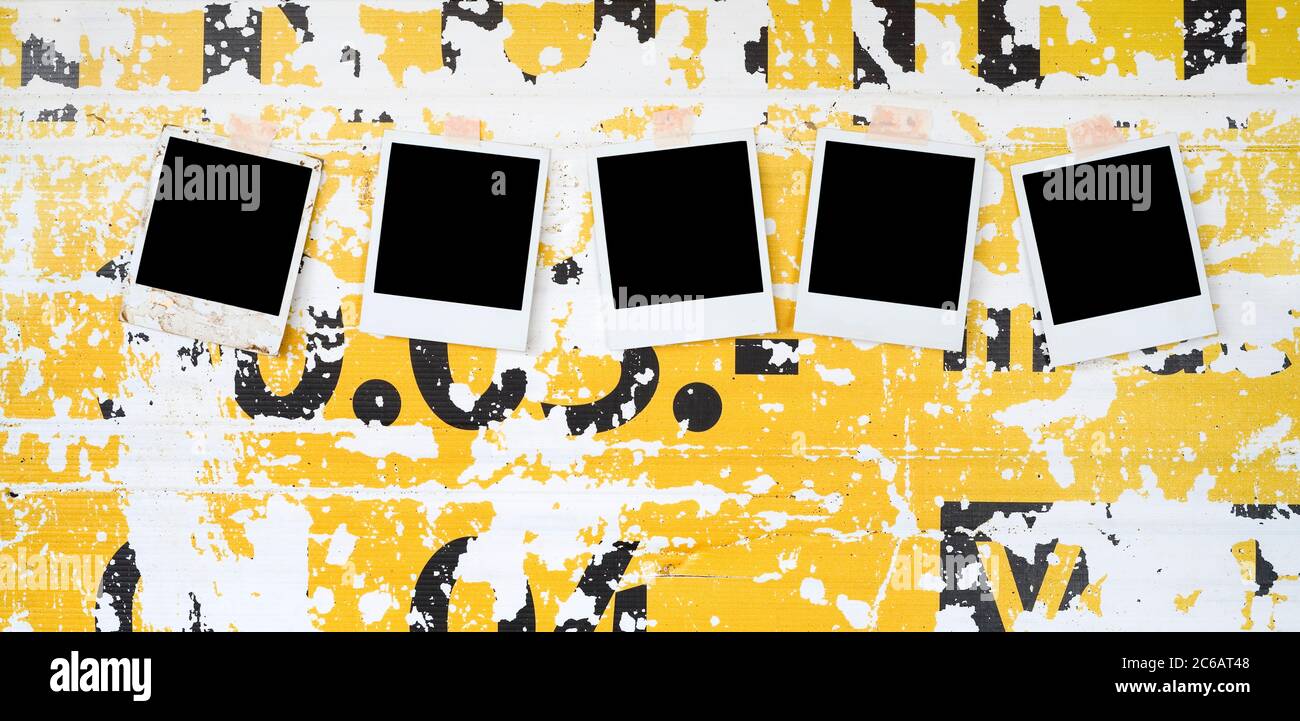 vecchie cornici fotografiche su un tumulo di ghiaiose, spazio libero per pix Foto Stock