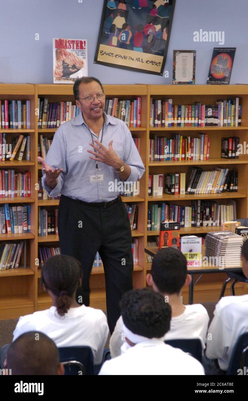 Austin, Texas USA novembre, 2004: L'autore adolescente Walter Dean Meyers, autore di romanzi per giovani adulti, parla alle lezioni dell'alternative Learning Center per ragazzi che non riescono ad andare d'accordo con le lezioni regolari. ©Bob Daemmrich Foto Stock