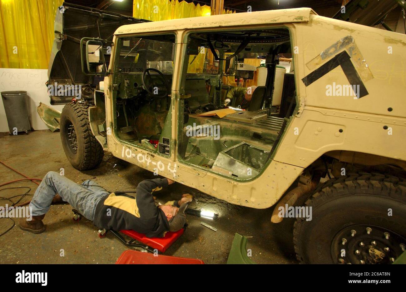 New Boston, Texas USA, 22 novembre 2004: I lavoratori del Red River Army Depot si affrettano a riparare, rinnovare e riarmare Humvees militari diretti alla guerra in Iraq. I turni di meccanica sono attivi 24 ore su 24 presso la base militare di 33 000 acri nel nord-est del Texas. ©Bob Daemmrich Foto Stock