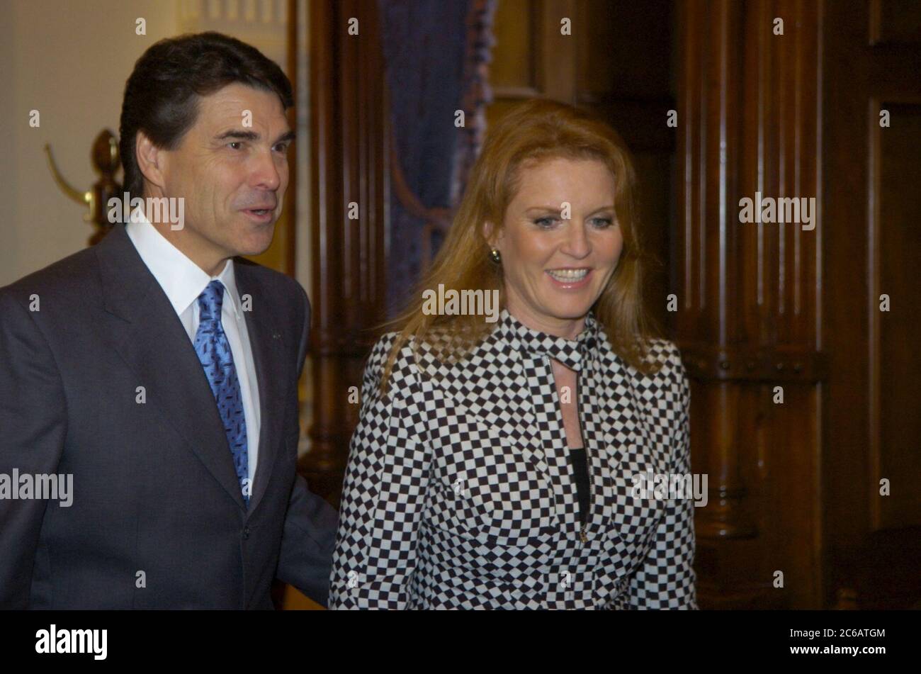 Austin, Texas USA, 11 gennaio 2005: Sarah Ferguson, l'ex duchessa di York, fa un'apparizione al Campidoglio del Texas con il governatore del Texas Rick Perry per promuovere un programma di fitness per i giovani del Texas. ©Bob Daemmrich Foto Stock
