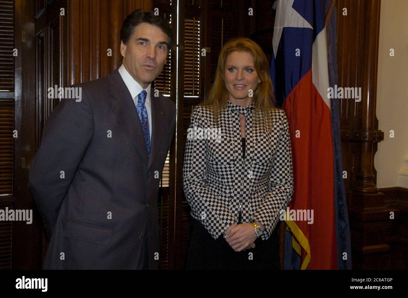 Austin, Texas USA, 11 gennaio 2005: Sarah Ferguson, l'ex duchessa di York, fa un'apparizione al Campidoglio del Texas con il governatore del Texas Rick Perry per promuovere un programma di fitness per i giovani del Texas. ©Bob Daemmrich Foto Stock