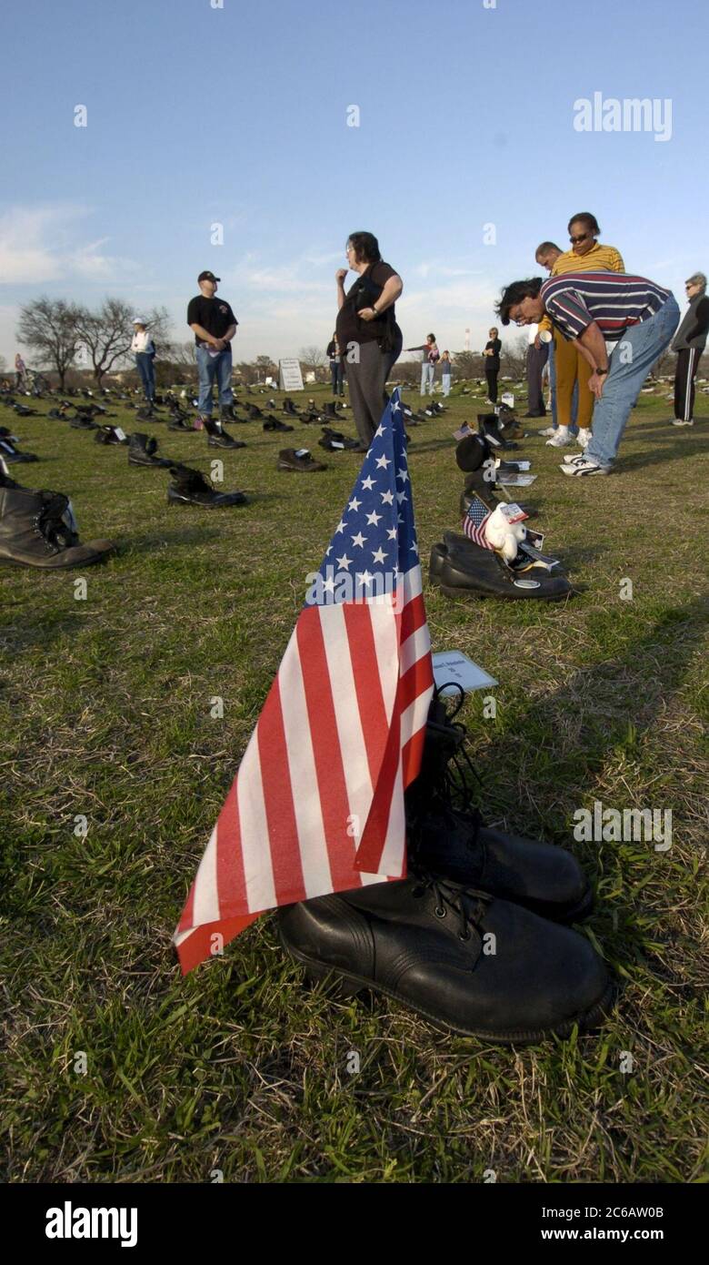 Gli stivali da combattimento militari che rappresentano i membri del servizio americano uccisi nel conflitto in Iraq punteggiano una distesa erbosa a Zilker Park ad Austin, Texas. L'esposizione drammatica fa parte di un tour nazionale itinerante, 'Eyes Wide Open: The Human Cost of War in Iraq' co-sponsorizzato dall'American Friends Service Committee. ©Bob Daemmrich Foto Stock