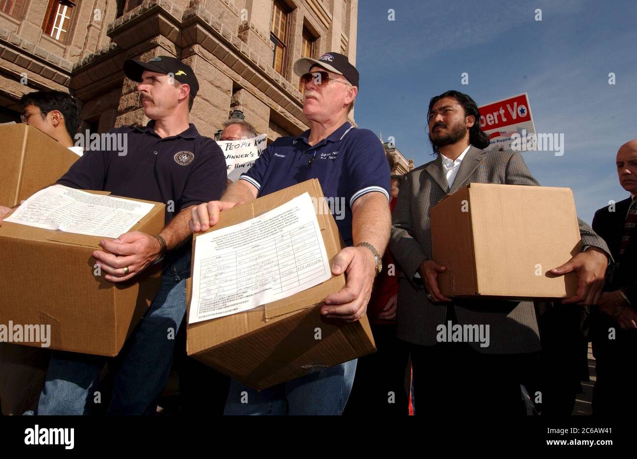 Austin, Texas USA, 11 gennaio 2005: I sostenitori del neoeletto legislatore vietnamita-americano consegnano scatole di petizioni firmate al Campidoglio del Texas il giorno di apertura della 79a legislatura. ©Bob Daemmrich Foto Stock