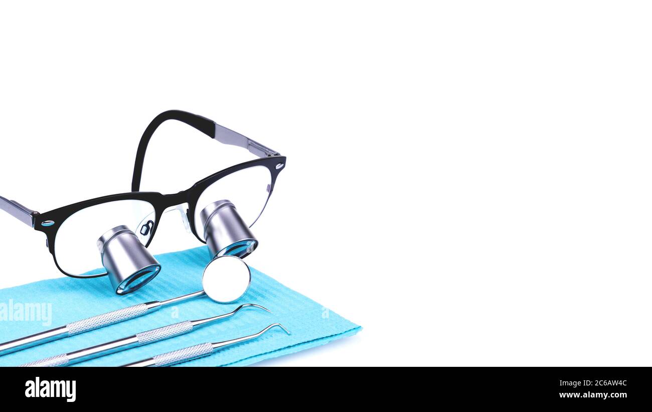 Concetto di appuntamento dentista in Dental Office Professional Instruments isolato su sfondo bianco Foto Stock