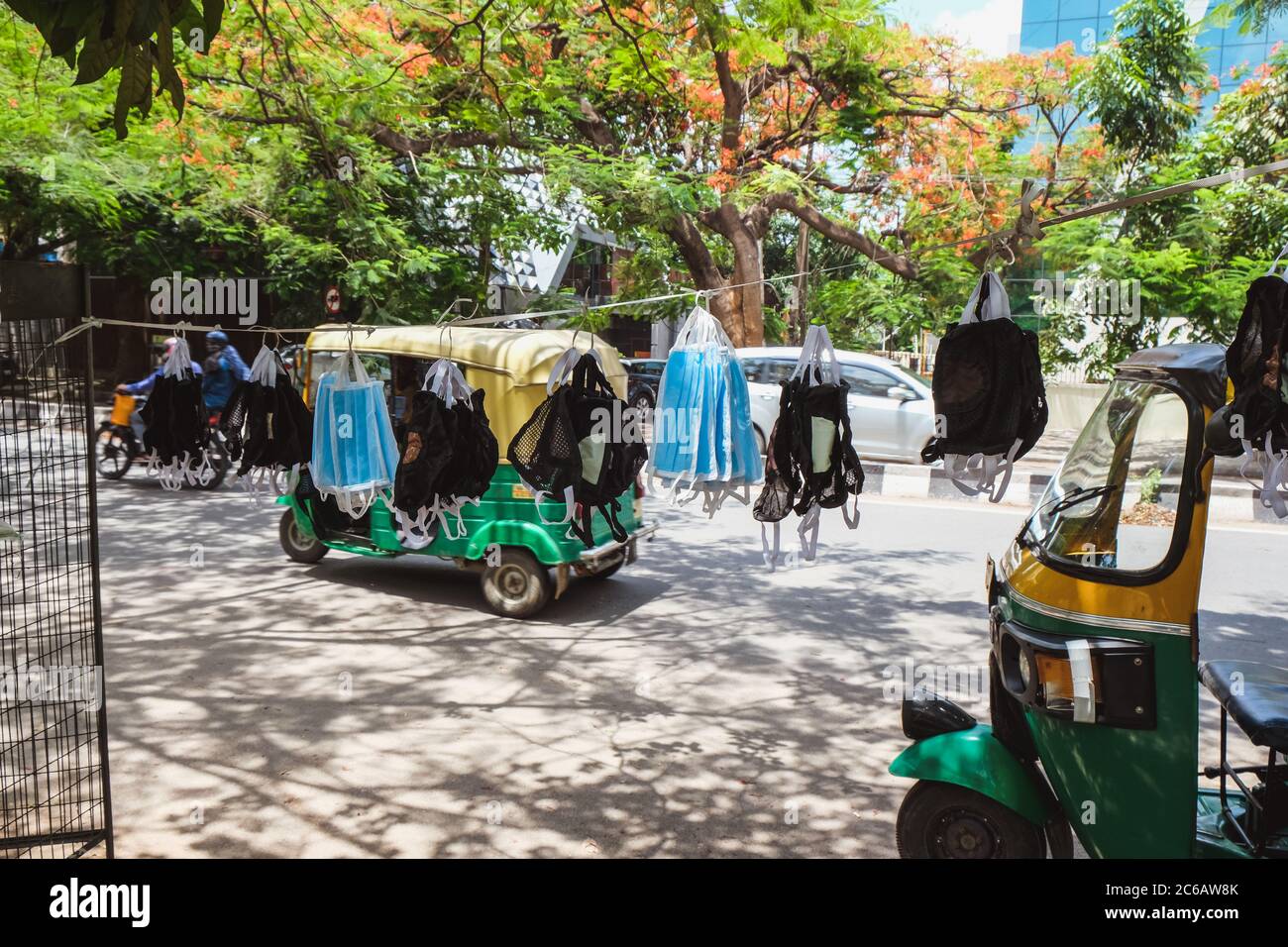 Bangalore, India - 31 maggio 2020. Le maschere facciali vengono vendute in una strada cittadina durante una pandemia. Bangalore India Foto Stock