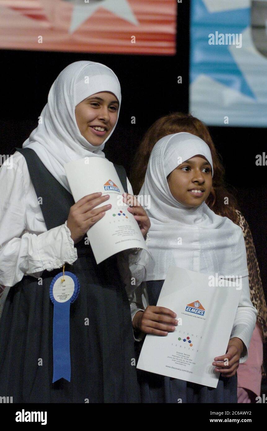 Austin, Texas USA, 26 febbraio 2005: Giovani studentesse che indossano hijab sono tra le concorrenti sul palco durante la competizione alla Central Texas Regional Science Fair. ©Bob Daemmrich Foto Stock