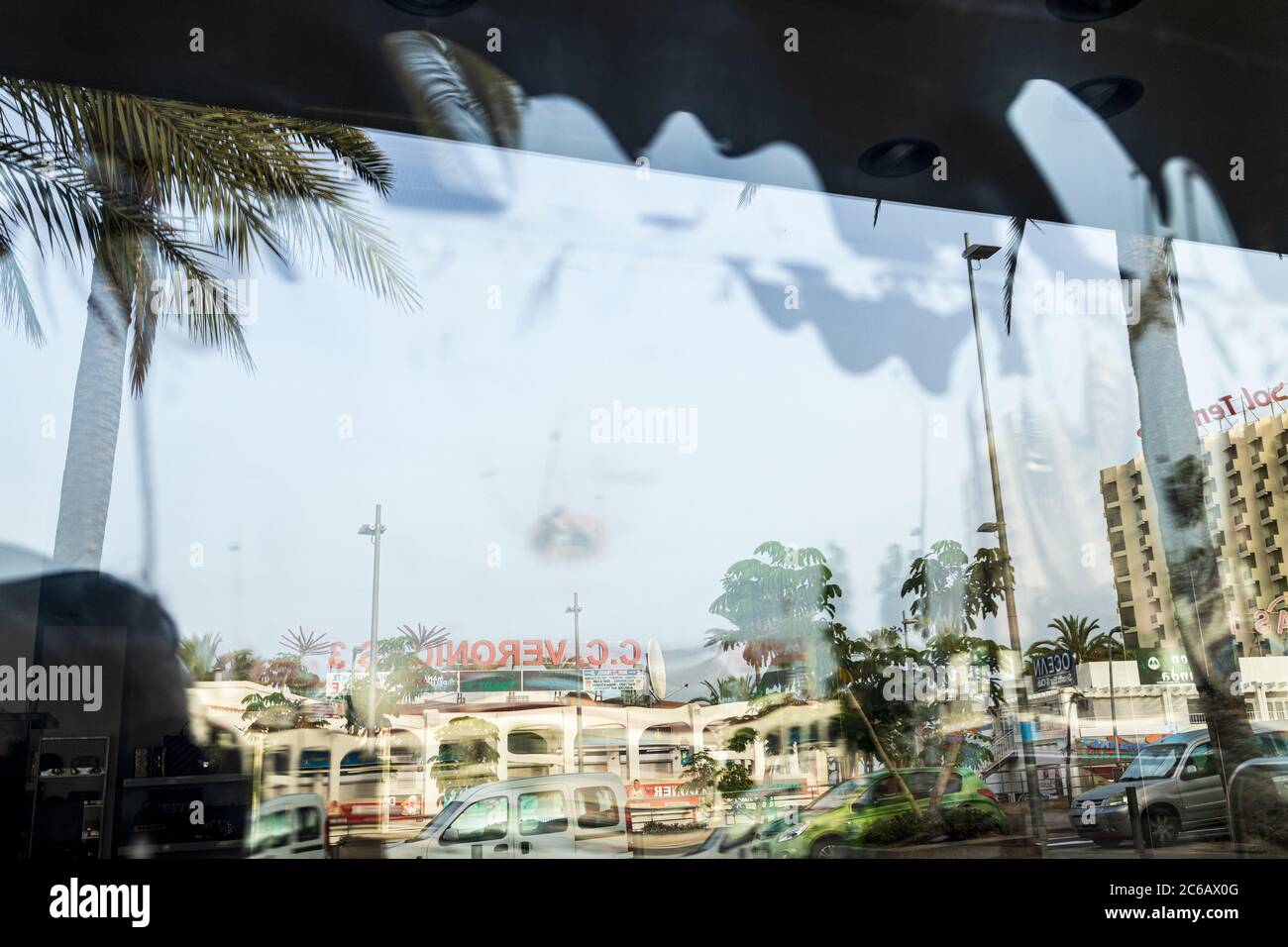 Centro commerciale Las Veronicas riflesso in una vetrina, la maggior parte delle aziende sono ancora chiuse dopo la covid 19 Lockdown, Playa de Las A Foto Stock