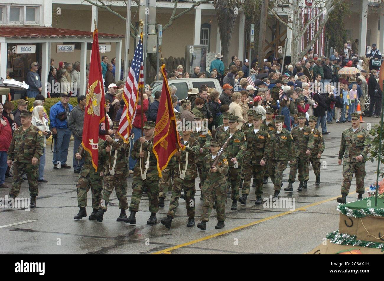 Fredericksburg, Texas USA, 19 febbraio 2005: Membri in servizio attivo dell'esercito degli Stati Uniti marcia in una parata commemorativa del 60° anniversario della battaglia per Iwo Jima nel Pacifico meridionale, una chiave per vincere la guerra contro il Giappone. ©Bob Daemmrich Foto Stock