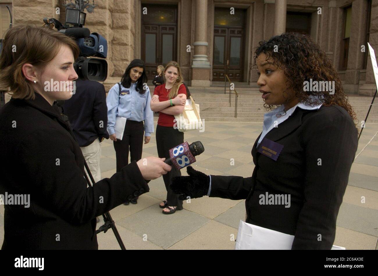 Austin, TX 17FEB05: Una studentessa universitaria afroamericana del Texas Community College è intervistata da un giornalista di notizie della TV via cavo al Texas Capitol di Austin. ©Bob Daemmrich/ Foto Stock