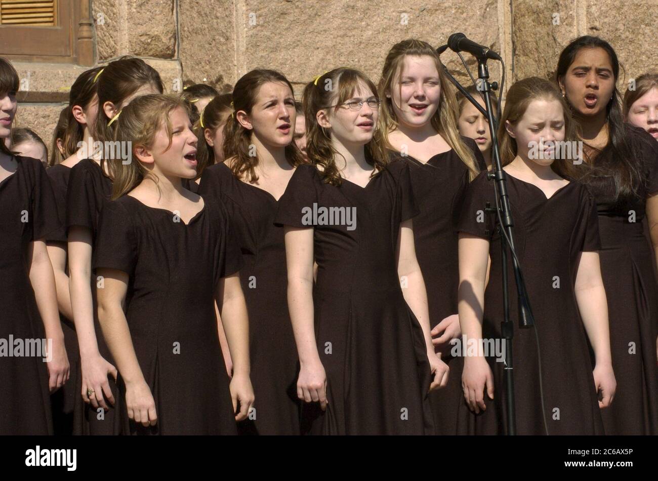 Austin, Texas USA, febbraio 28 2005: Cantanti con la Thompson Intermediate School Symphonic Band di Pasadena, Texas si esibiscono al Campidoglio del Texas a sostegno di ulteriori finanziamenti per l'educazione artistica per le scuole pubbliche del Texas. ©Bob Daemmrich Foto Stock