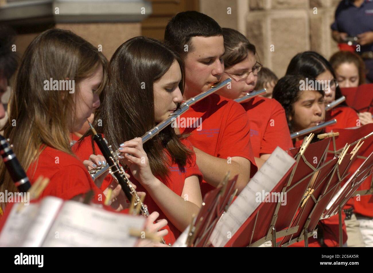 Austin Texas USA, febbraio 28 2005: I membri della Thompson Intermediate School Symphonic Band di Pasadena, Texas si esibiscono al Campidoglio del Texas a sostegno di ulteriori finanziamenti per l'educazione artistica per le scuole pubbliche del Texas. ©Bob Daemmrich Foto Stock