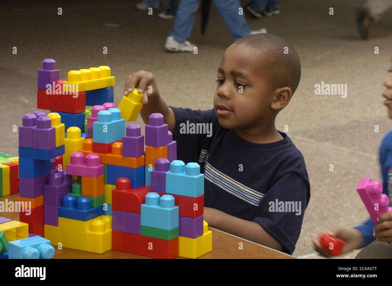 Austin, Texas USA, 12 marzo 2005: Durante un open House a livello universitario presso la University of Texas at Austin, i bambini afroamericani del dipartimento di ingegneria giocano con blocchi di plastica. ©Bob Daemmrich Foto Stock