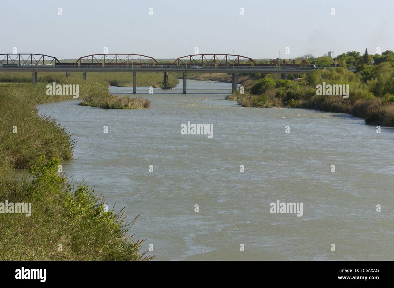 Eagle Pass, Texas USA, 23 marzo 2005: Ponte internazionale n. 1 di Eagle Pass è uno dei due ponti locali da questa città di confine del Texas meridionale attraverso il Rio grande fino al Messico. Foto Stock