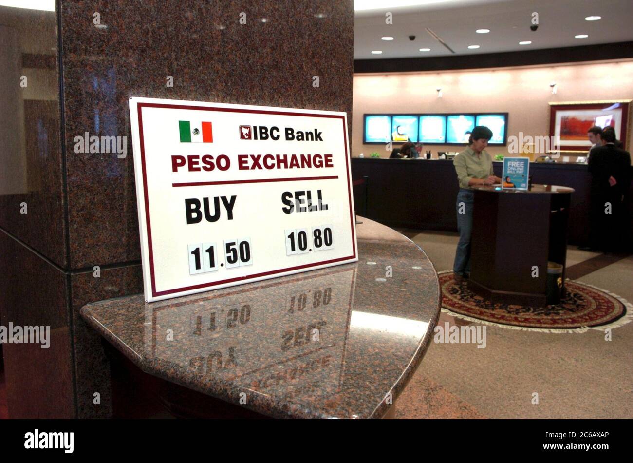 Austin, Texas USA, 5 marzo 2005: Cartello indicante il tasso di cambio dai pesos ai dollari nella hall della IBC Bank nel centro di Austin. ©Bob Daemmrich Foto Stock