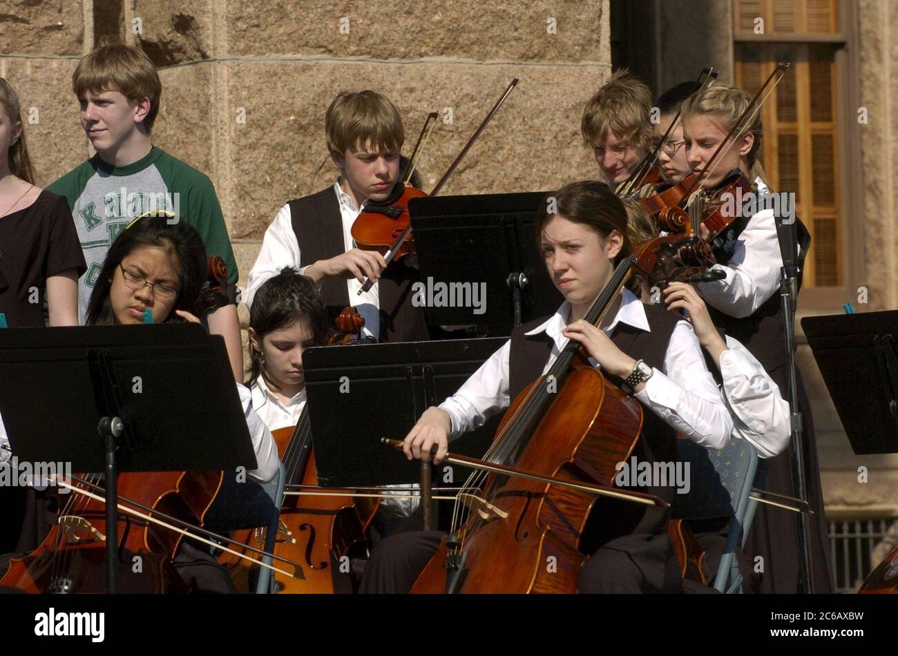 Austin, Texas USA, febbraio 28 2005: I membri della Morton Ranch Junior High School Maverick Fiddles si esibiscono al Campidoglio del Texas a sostegno di ulteriori finanziamenti per l'educazione artistica per le scuole pubbliche del Texas. ©Bob Daemmrich Foto Stock