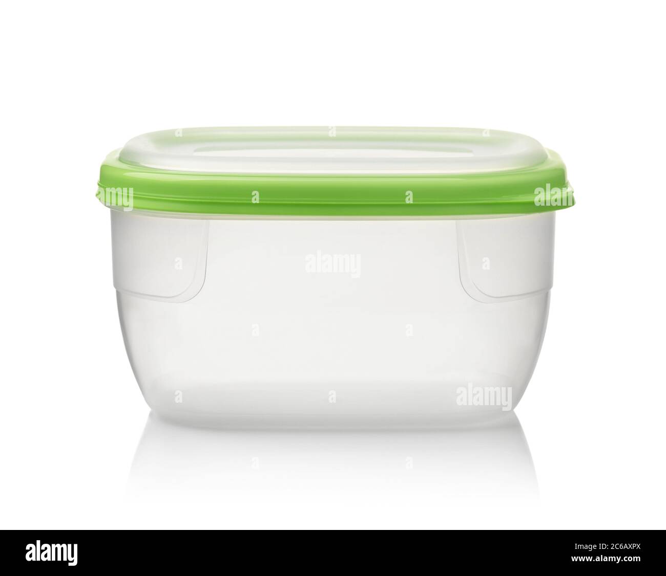 Vista frontale del contenitore di conservazione in plastica per alimenti con coperchio verde isolato su bianco Foto Stock