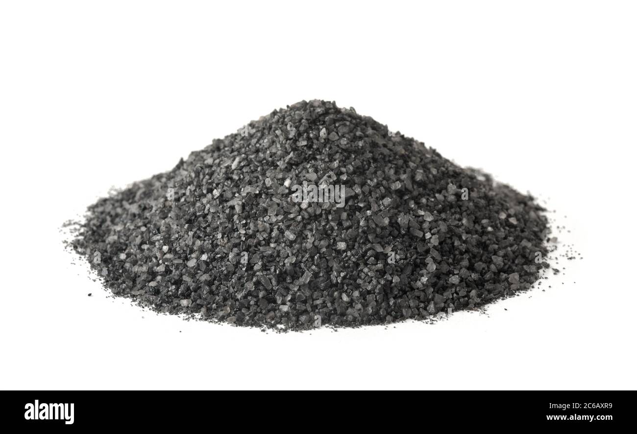 Pila di sale naturale nero isolato su bianco Foto Stock