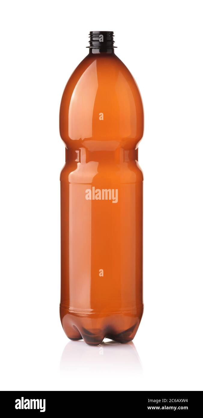 Vista frontale della bottiglia di plastica marrone vuota isolata in bianco Foto Stock
