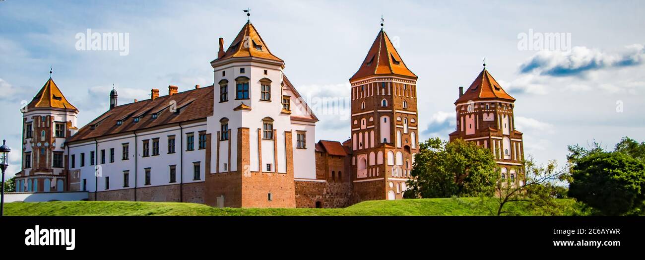 Mir, Bielorussia. Castello medievale su uno sfondo di cielo blu. Paesaggio estivo, architettura antica, vista panoramica. Formato banner Foto Stock