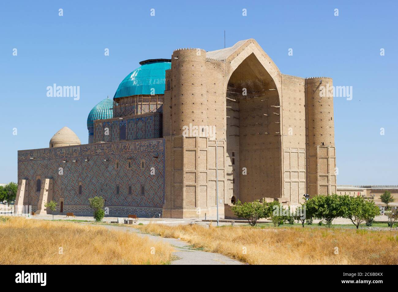 Mausoleo medievale di Khoja Ahmed Yasawi nella città di Turkestan, nel Kazakistan meridionale. Tour Legacy di Silk Road Foto Stock